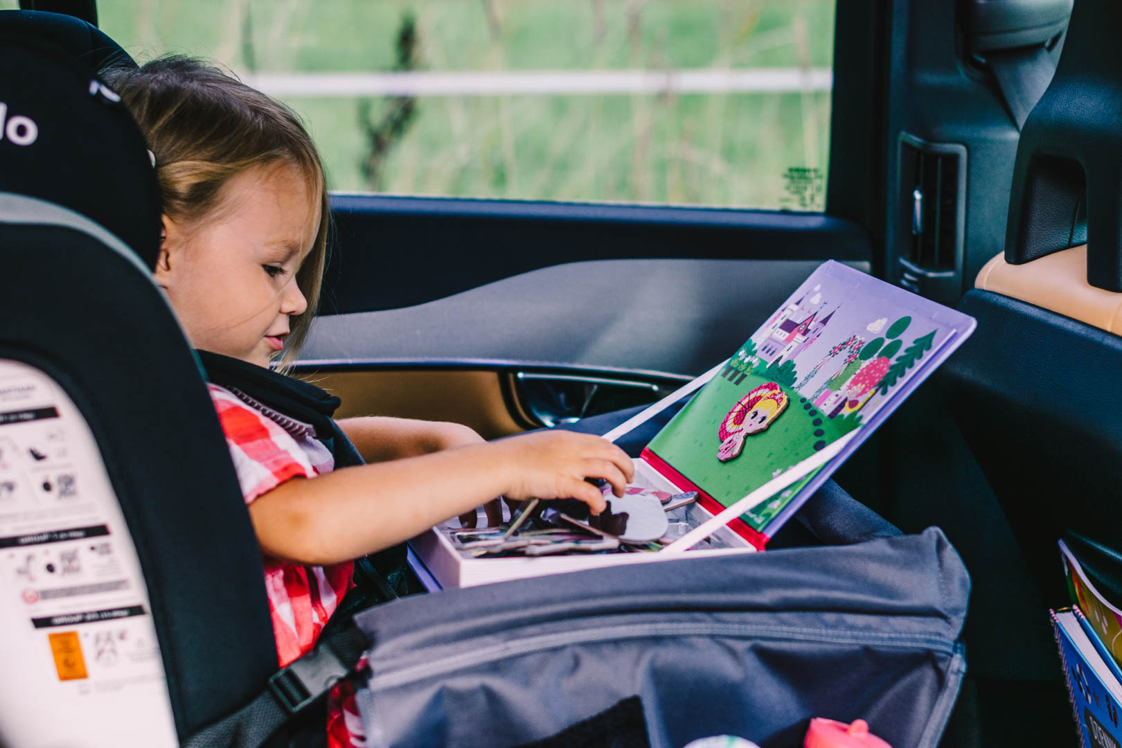 Sprawdzone gry i zabawy dla dziecka w trakcie podróży – kompletny poradnik dla rodziców